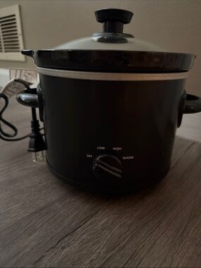 Compact Black Electric Slow Cooker with Glass Lid